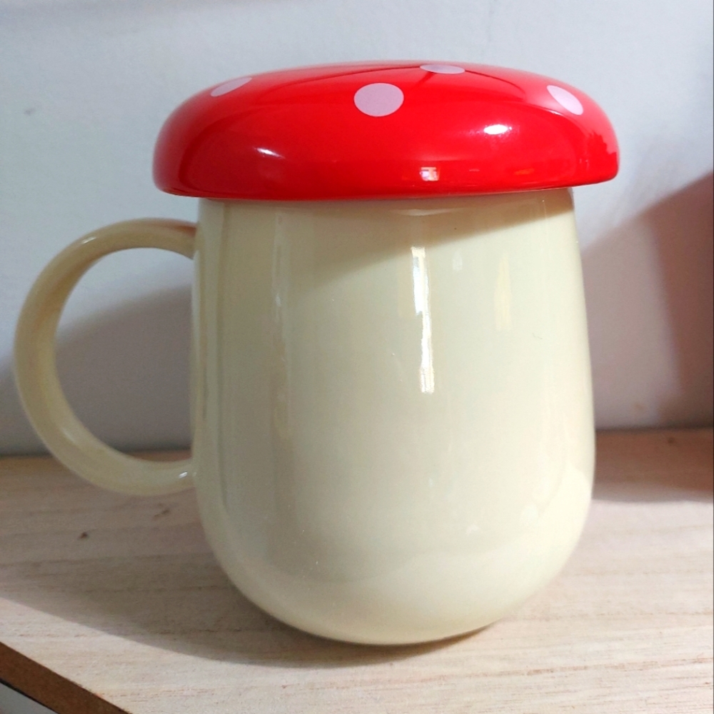 Mushroom Red Polka Dot Tea Coffee Mug with Lid 🍄